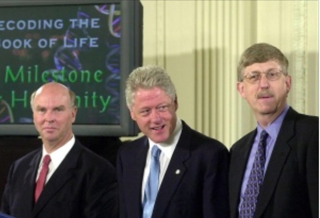 Francis Collins (dir.), diretor dos Institutos Nacionais de Saúde dos EUA, ao lado de Bill Clinton, na Casa Branca, anunciando a decifração do genoma humano em junho de 2000 (Imagem: AFP)